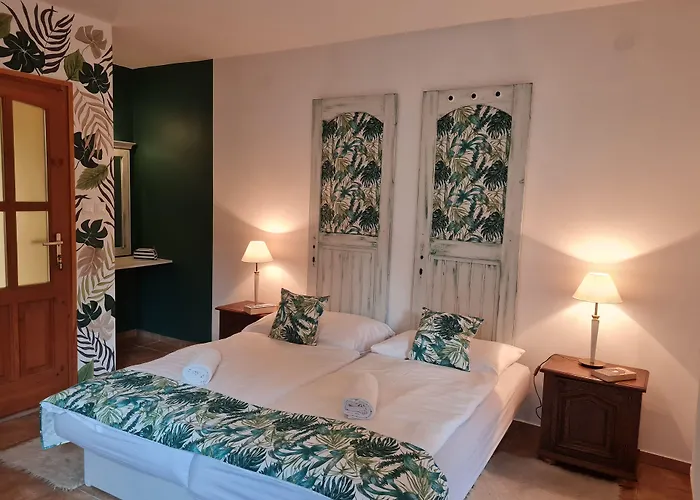 Tulipanvendeghaz 3* קסזטלי