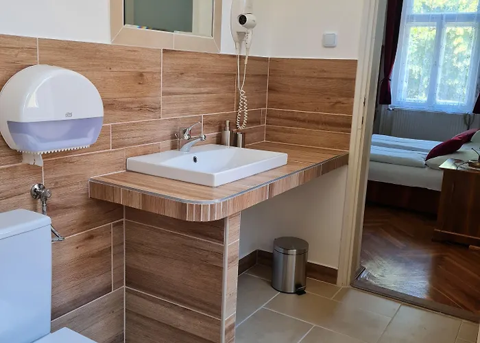 Tulipanvendeghaz בית הארחה 3*