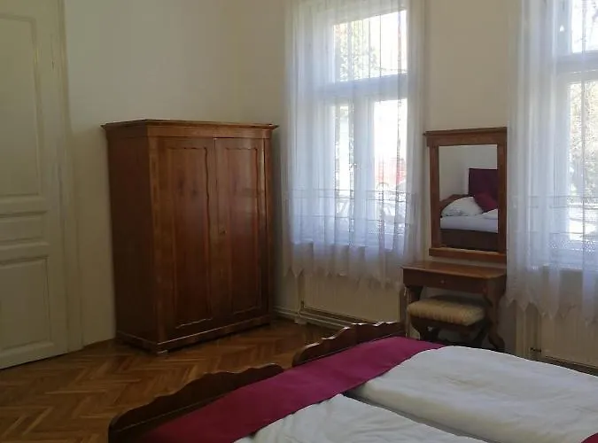 Tulipanvendeghaz 3* קסזטלי